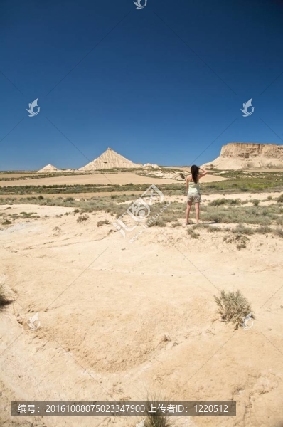 女性在Bardenas,Reales
