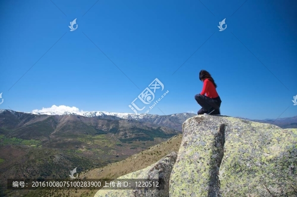 蹲在山上