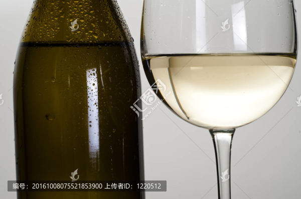白葡萄酒和玻璃