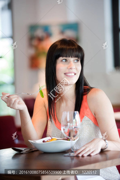 女人與沙拉