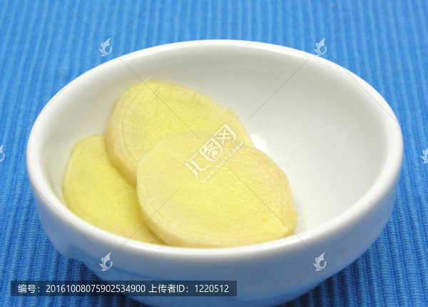 在一個(gè)碗里的藍(lán)色背景上的瓷器姜