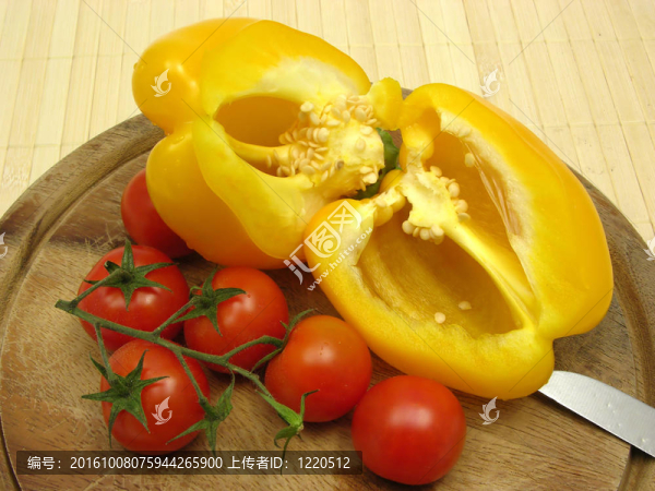 木盤(pán)子上一半的黃椒和西紅柿