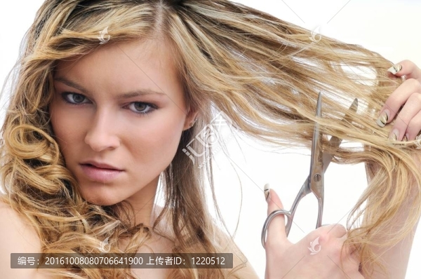 不快樂(lè)的女人用剪刀剪頭發(fā)