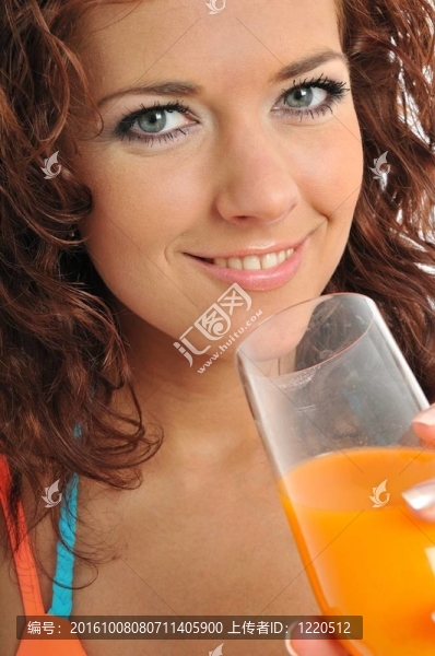 美麗的年輕女人用橙汁
