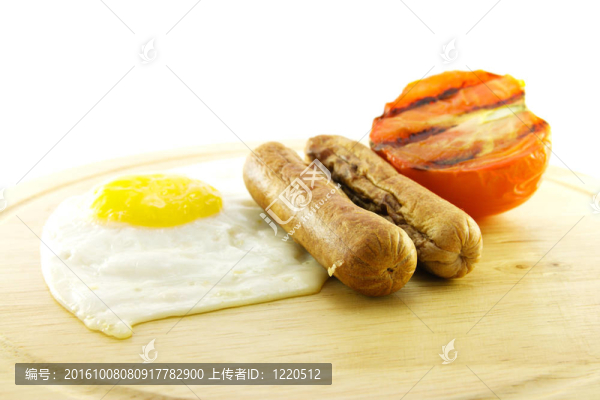 在盤子上煮的早餐