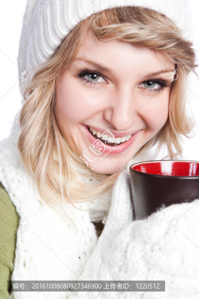 漂亮的女人拿著咖啡杯