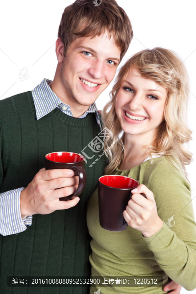 白人夫婦拿著咖啡杯