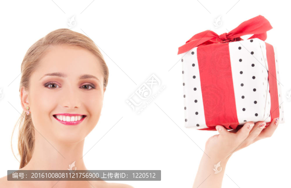 帶禮品盒的快樂女孩