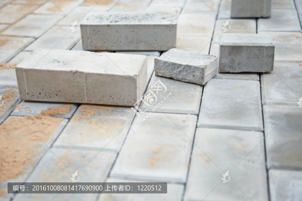 在施工平臺(tái)從灰磚平房
