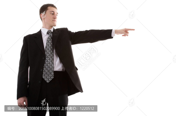 穿白衣服的男人
