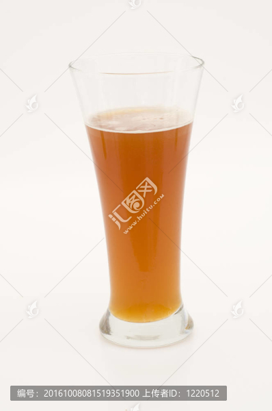 格拉斯中的孤立啤酒