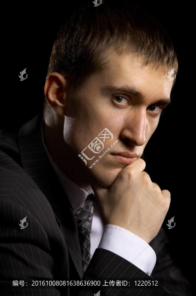 穿黑衣服的男人