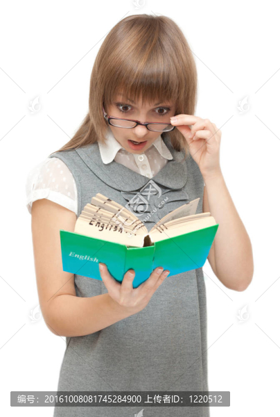 年輕的女孩讀英語(yǔ)和奇跡