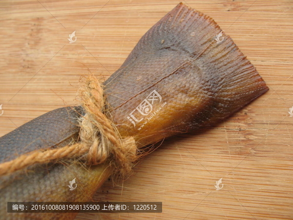 木板上的一種熱熏魚
