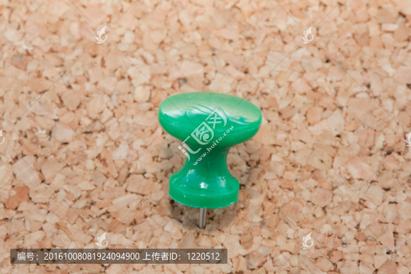 綠色綠色針釘在軟木針釘在布告欄的綠色皮