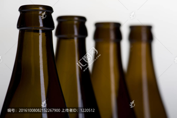 灰色宏上的啤酒瓶