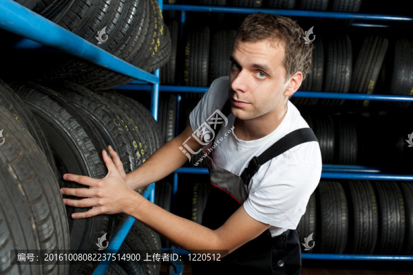 年輕技工選擇輪胎在用車服務(wù)