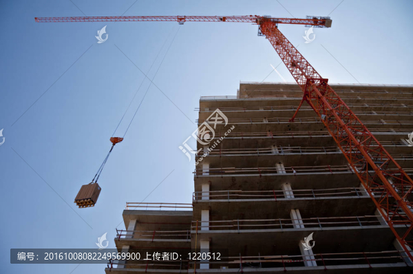 在建筑工地上的起重機(jī)