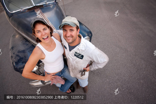 帶老式車(chē)的夫婦-匯圖網(wǎng) www.fosd68.com 帶老式車(chē)的夫婦