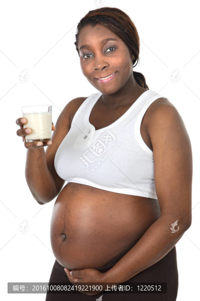 有吸引力的孕婦飲用牛奶