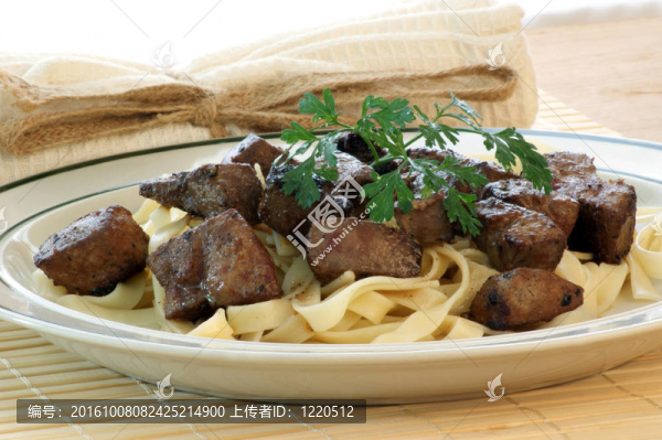 肝牛肉與有機(jī)香菜面條