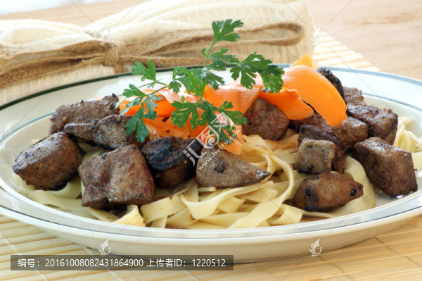 肝牛肉與有機(jī)胡蘿卜面條