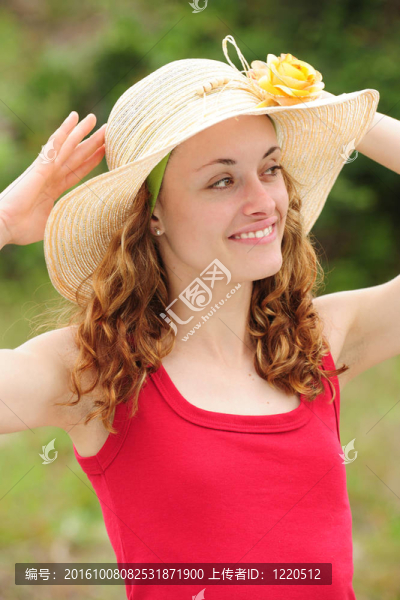 在戶外戴著一頂帽子的女人