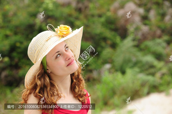 在戶外戴著一頂帽子的女人
