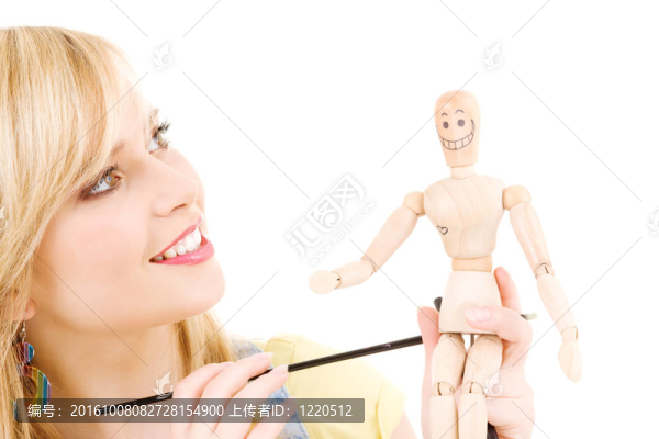 快樂少女與木制模型假人