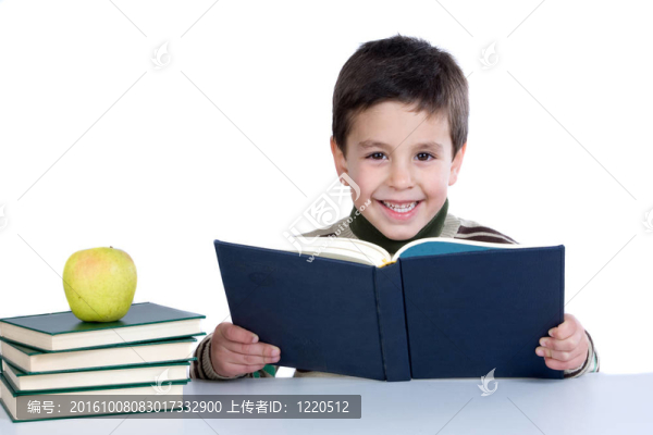 可愛(ài)的孩子學(xué)習(xí)書(shū)籍和蘋果