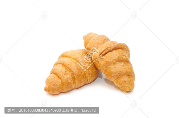 兩個(gè)新鮮牛角包孤立在白色背景