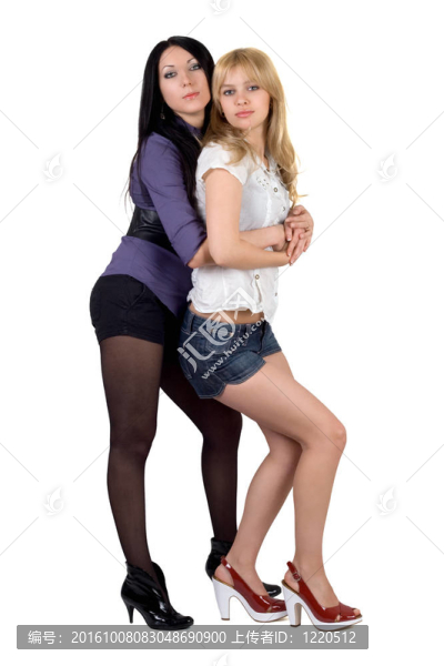 兩個(gè)年輕漂亮的女朋友。白色隔離