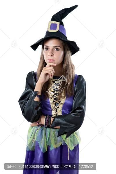 穿著女巫的體貼的女孩
