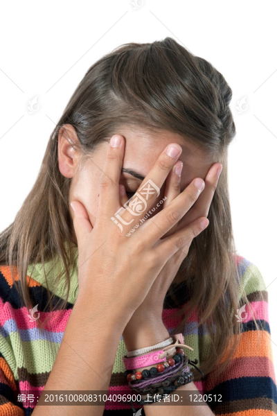 悲傷的女孩覆蓋著她的臉