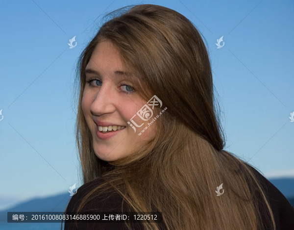 長(zhǎng)頭發(fā)的漂亮少女