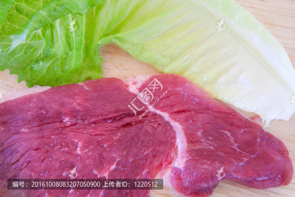 牛排的生豬肉和生菜