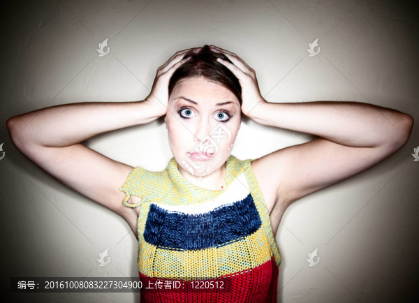可愛(ài)的困惑的女孩在聚光燈下