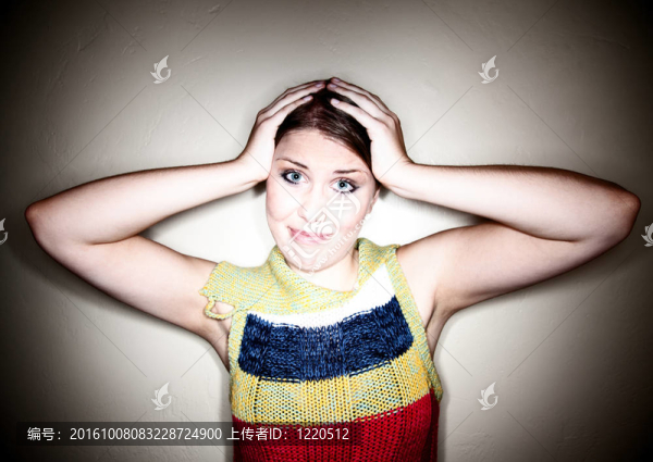可愛的沮喪的女孩在聚光燈下