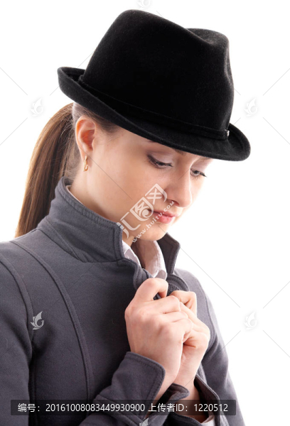 戴黑帽子的女孩