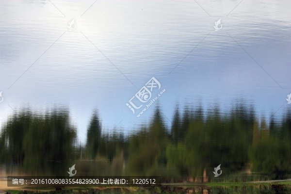 水中漣漪的倒影