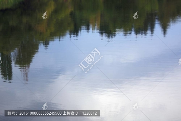 水中漣漪的倒影