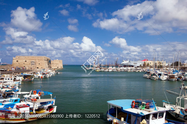 Iraklion市的港口