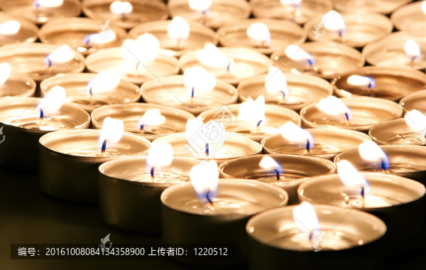 堆溫泉蠟燭特寫(xiě)