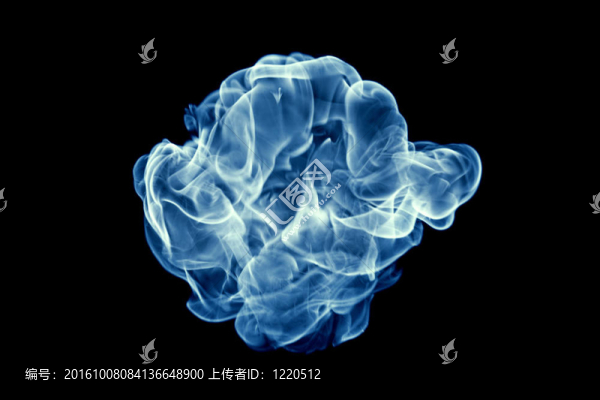 黑色背景上的藍(lán)色火焰。