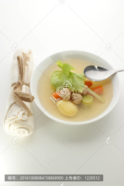 有機(jī)紅蘿卜丸子蔬菜湯