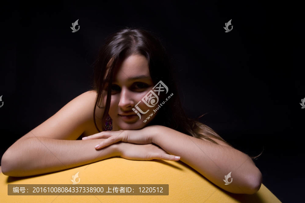 年輕女孩低調的肖像