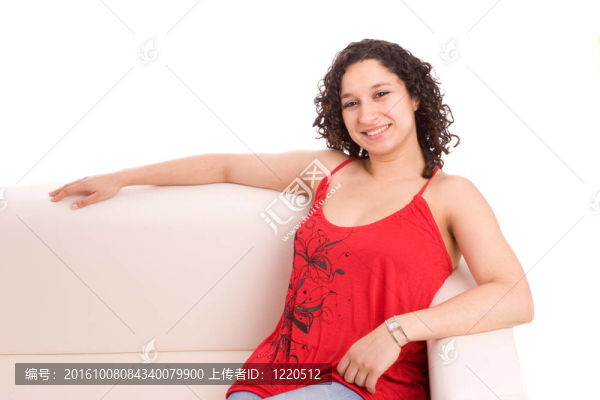 躺在沙發(fā)上的女人