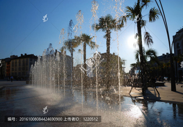 背光源噴水；底視圖。