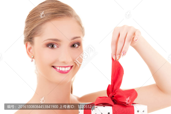 帶禮品盒的快樂女孩