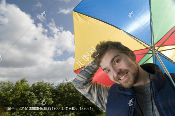 帶傘的年輕人